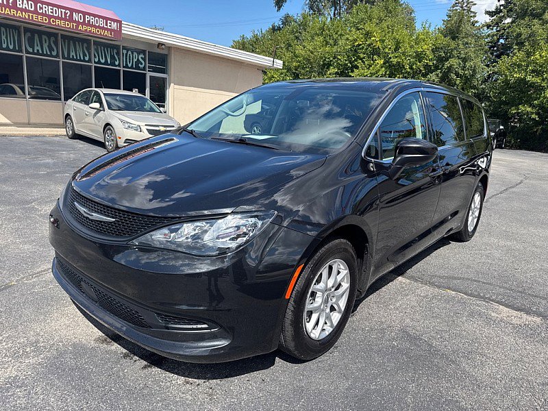 Used 2022 Chrysler Voyager LX image 1