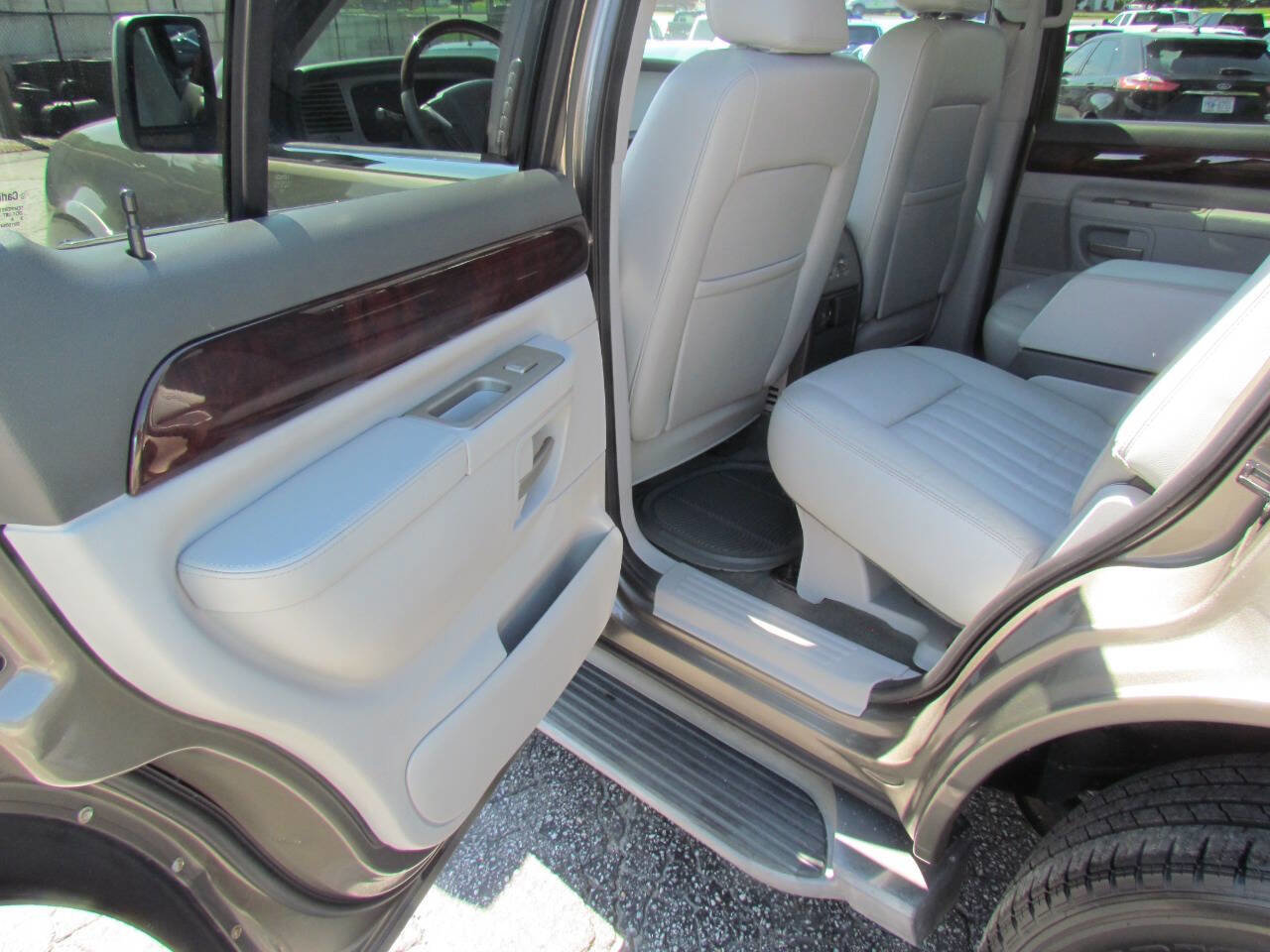 Used 2004 Lincoln Aviator Luxury image 12
