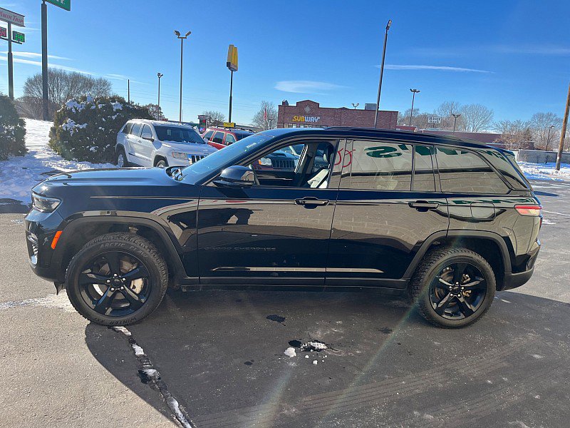 Used 2023 Jeep Grand Cherokee Limited w/ Luxury Tech Group II image 5