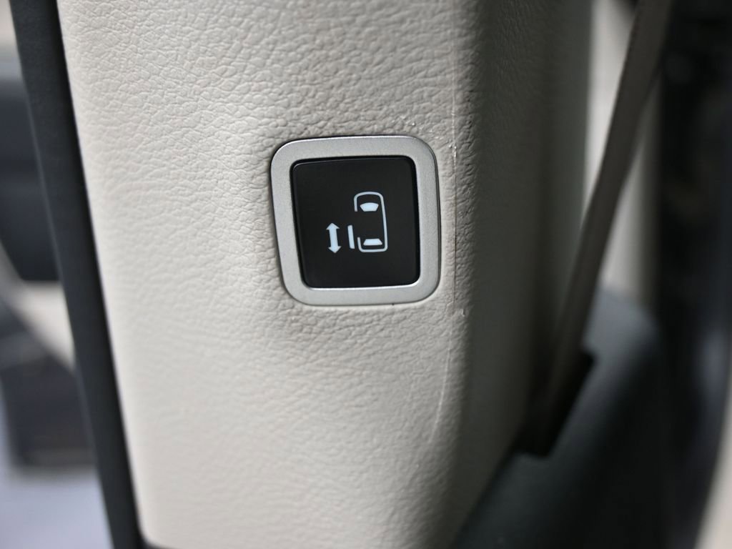 Used 2023 Chrysler Pacifica Touring-L image 29