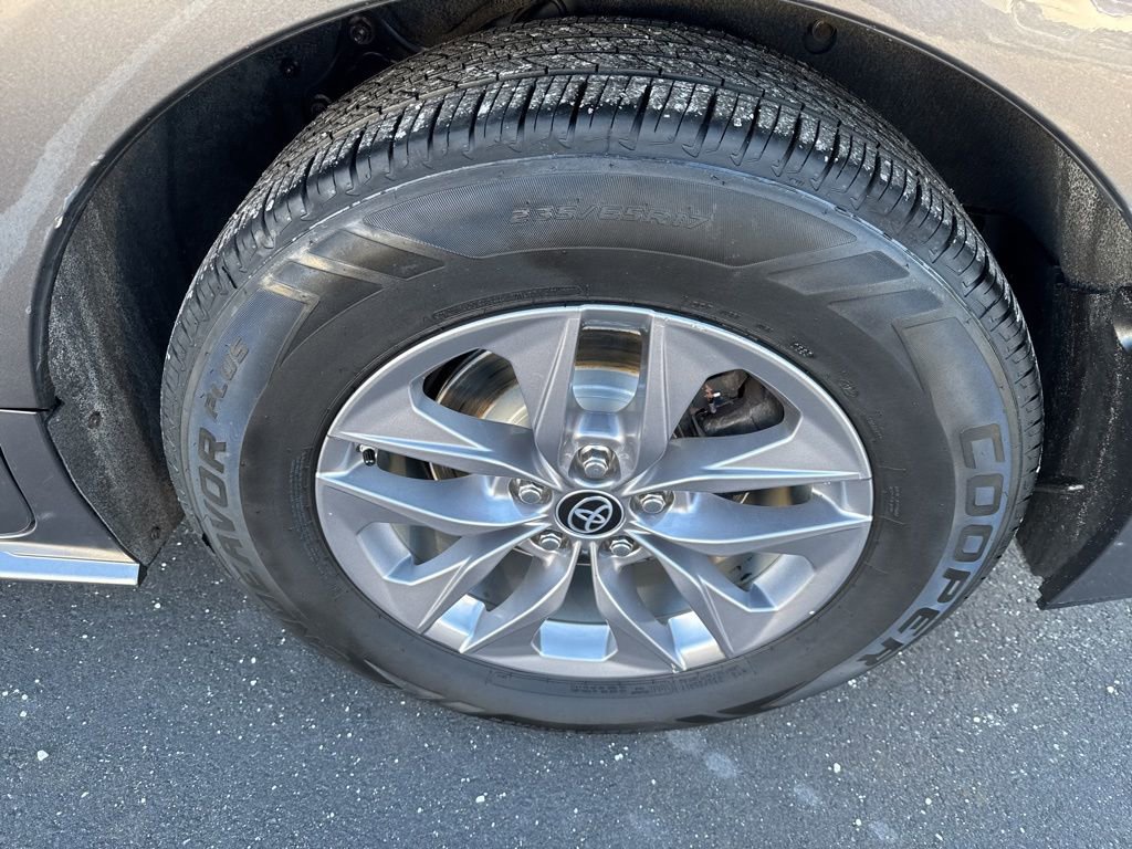 Used 2022 Toyota Sienna XLE image 12