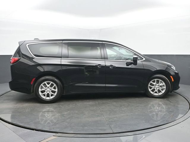 Used 2025 Chrysler Pacifica Select FWD image 6