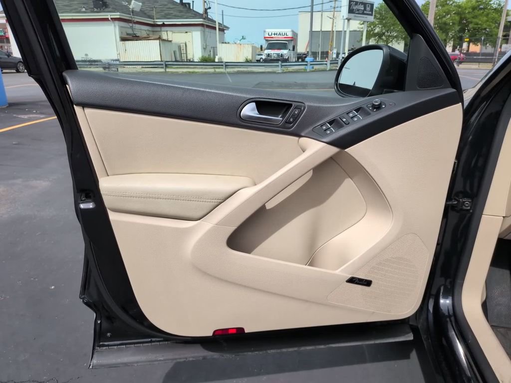 Used 2017 Volkswagen Tiguan SEL FWD image 15
