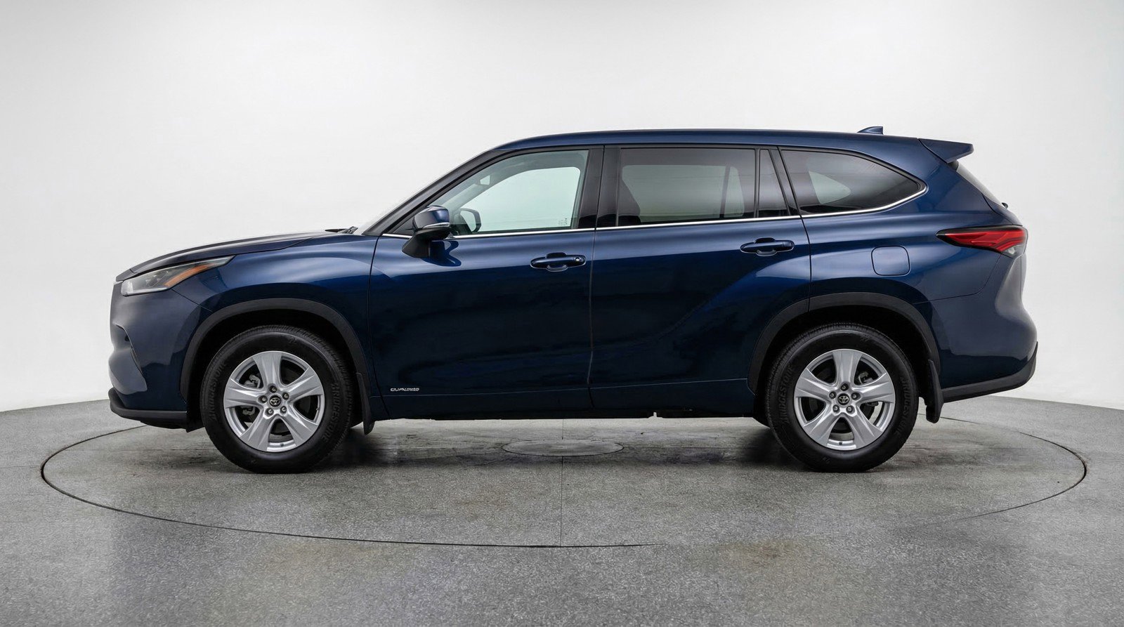 Used 2025 Toyota Highlander LE image 3