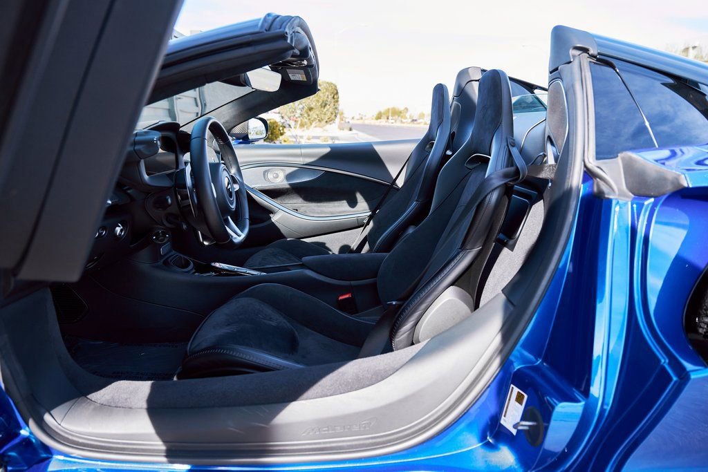 Used 2025 McLaren Artura Spider RWD image 38