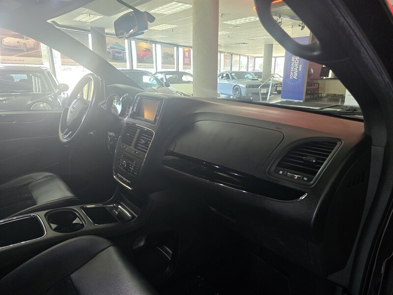 Used 2017 Dodge Grand Caravan SXT w/ Driver Convenience Group FWD image 13