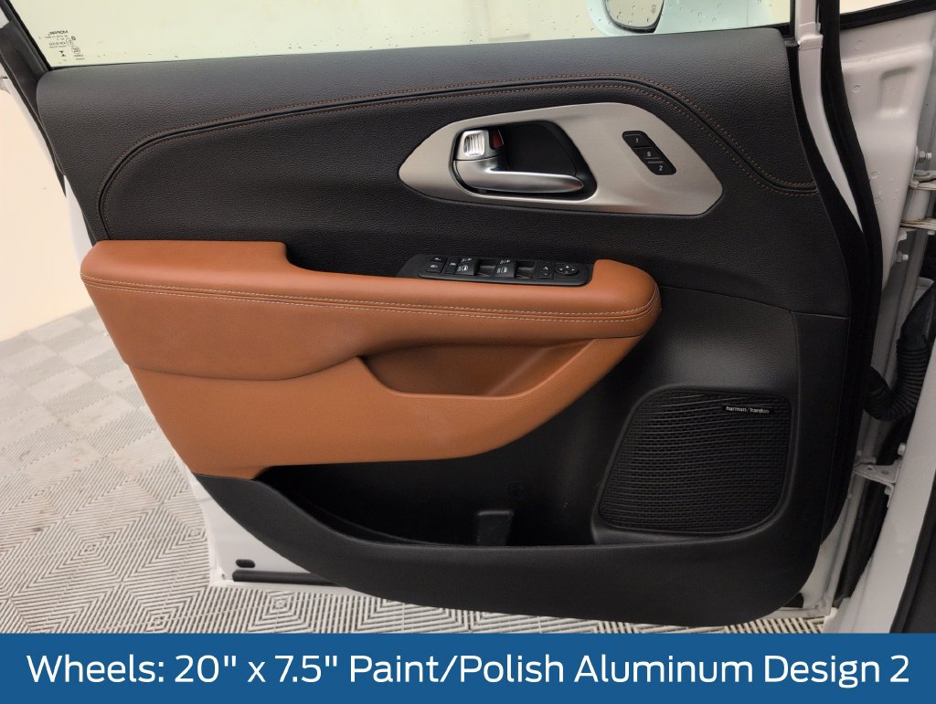 Used 2024 Chrysler Pacifica Pinnacle FWD image 34