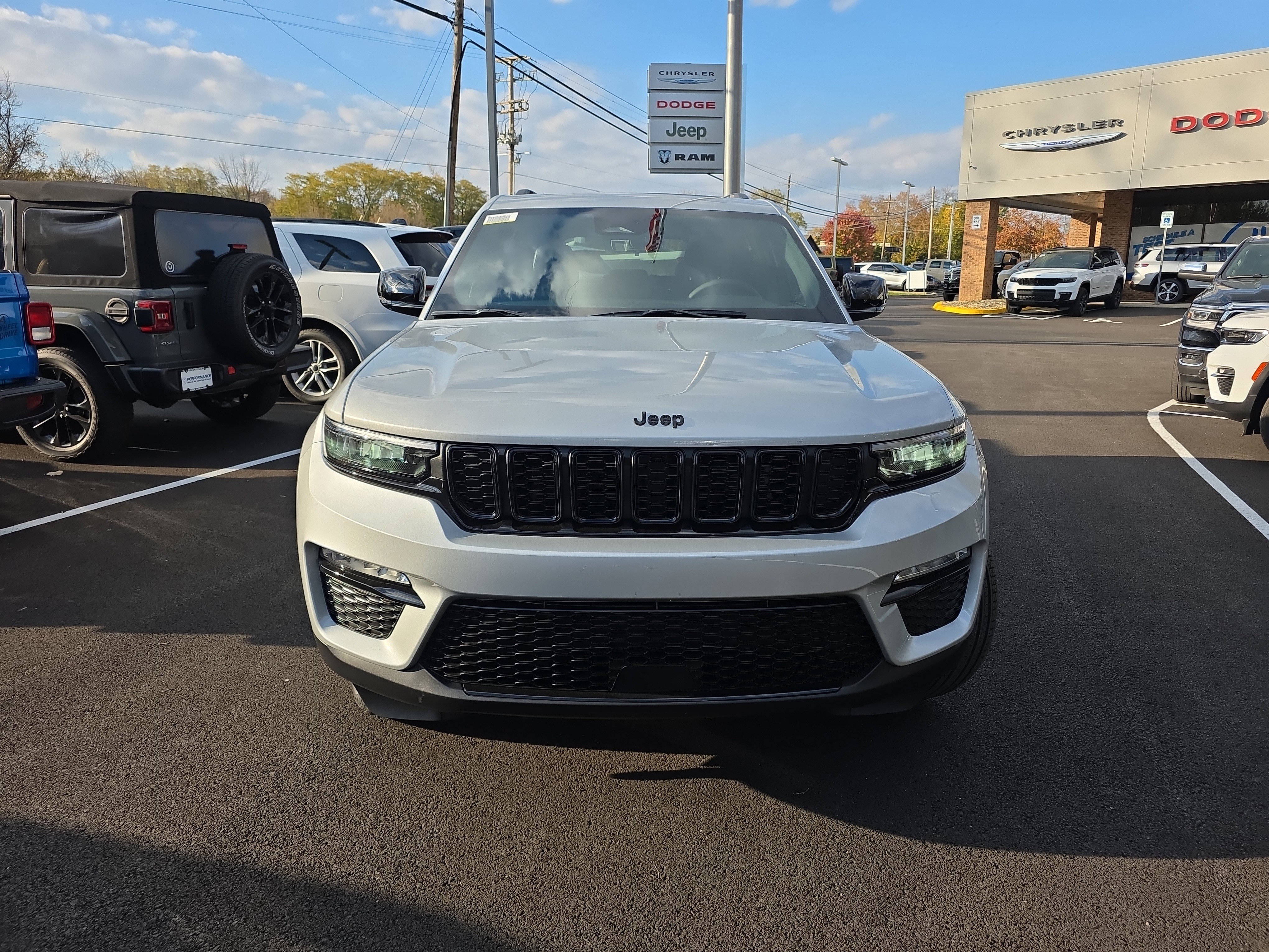 New 2025 Jeep Grand Cherokee Limited w/ Black Appearance Package image 16