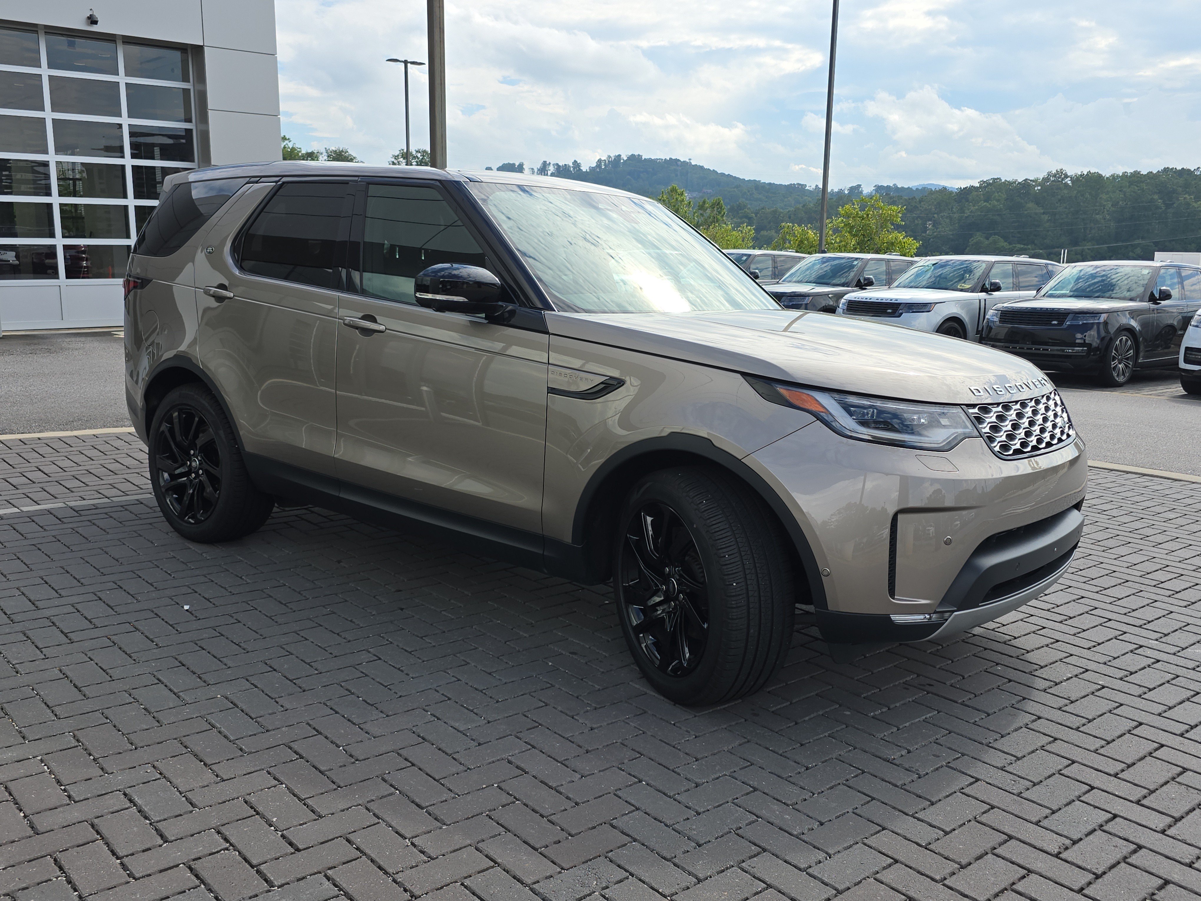 Certified 2025 Land Rover Discovery S AWD/4WD image 3