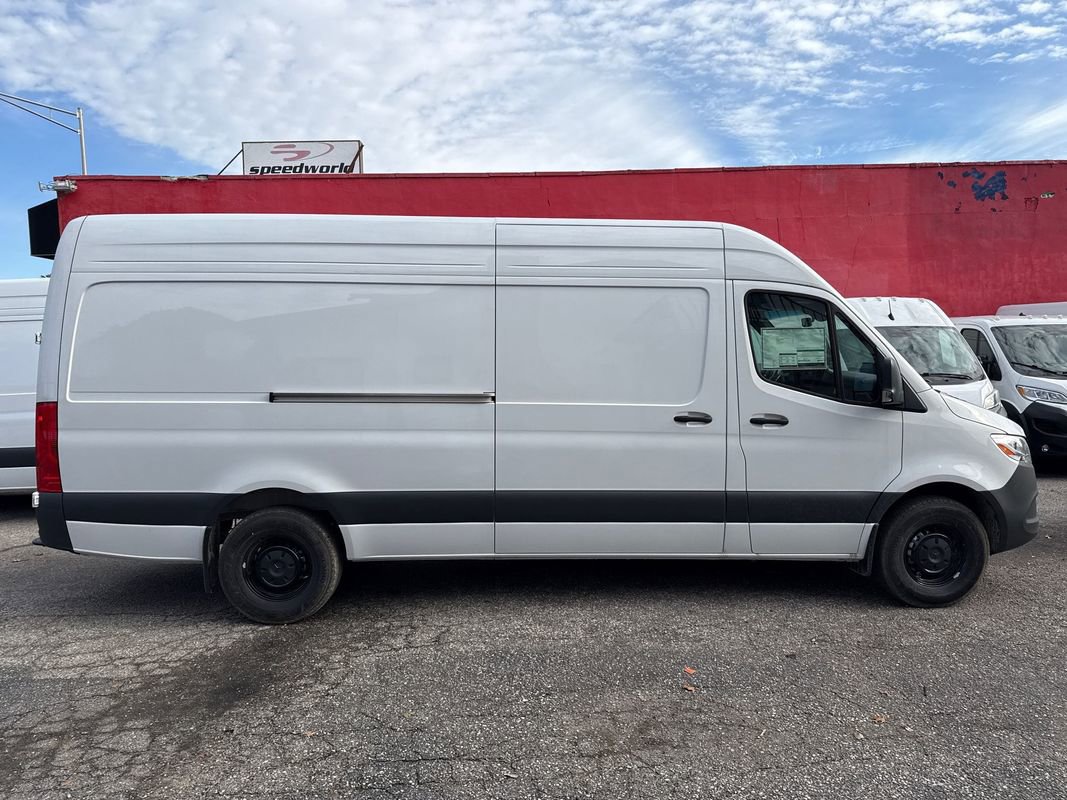 Used 2025 Mercedes-Benz Sprinter 2500 image 9