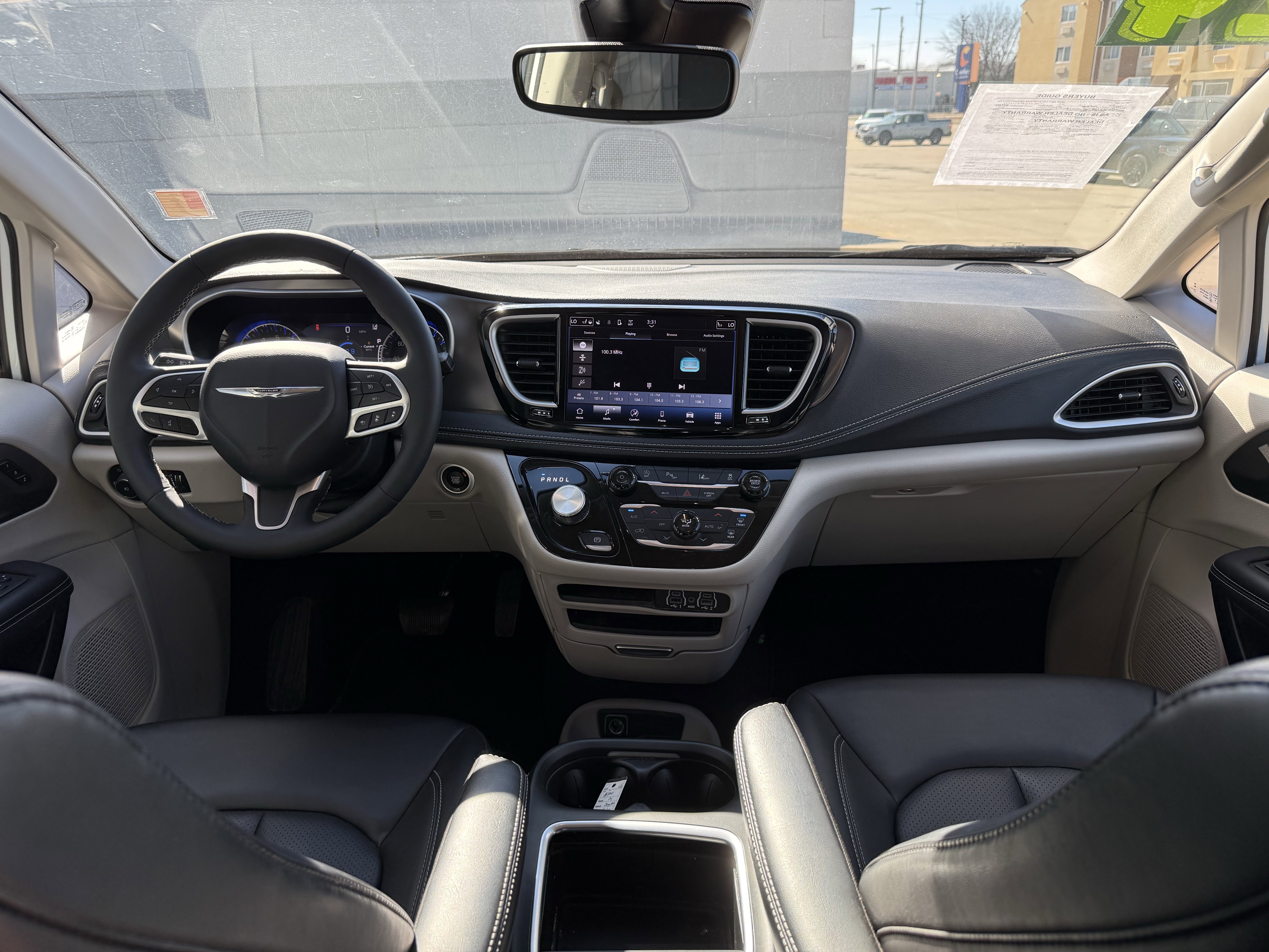 Used 2024 Chrysler Pacifica Touring-L image 9