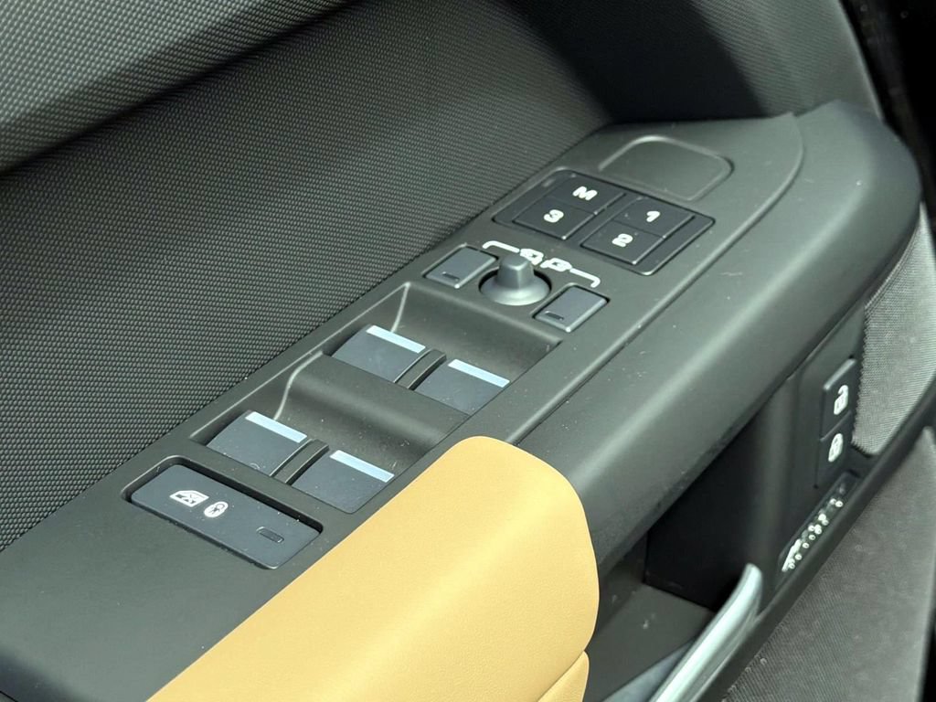 New 2026 Land Rover Defender 110 X-Dynamic SE AWD/4WD image 16