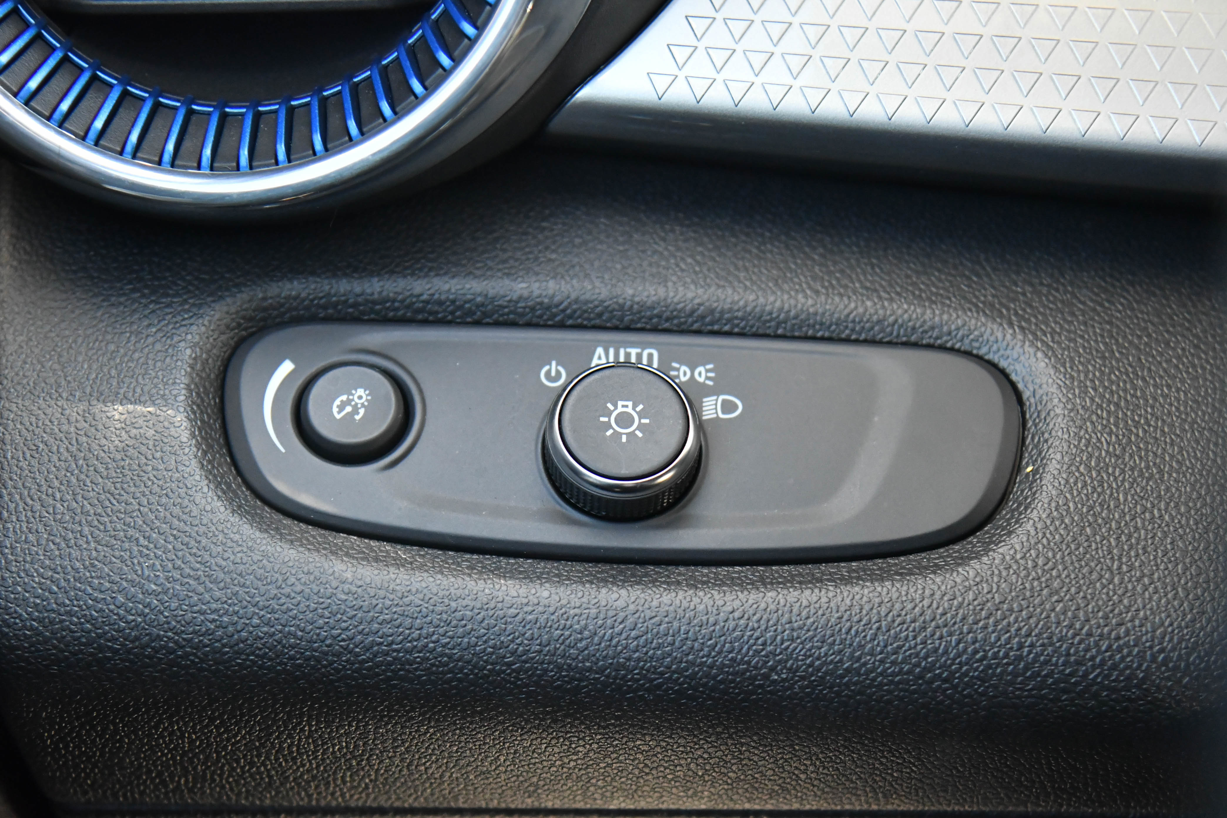 Used 2025 Chevrolet Trax LT w/ LT Convenience Package image 30