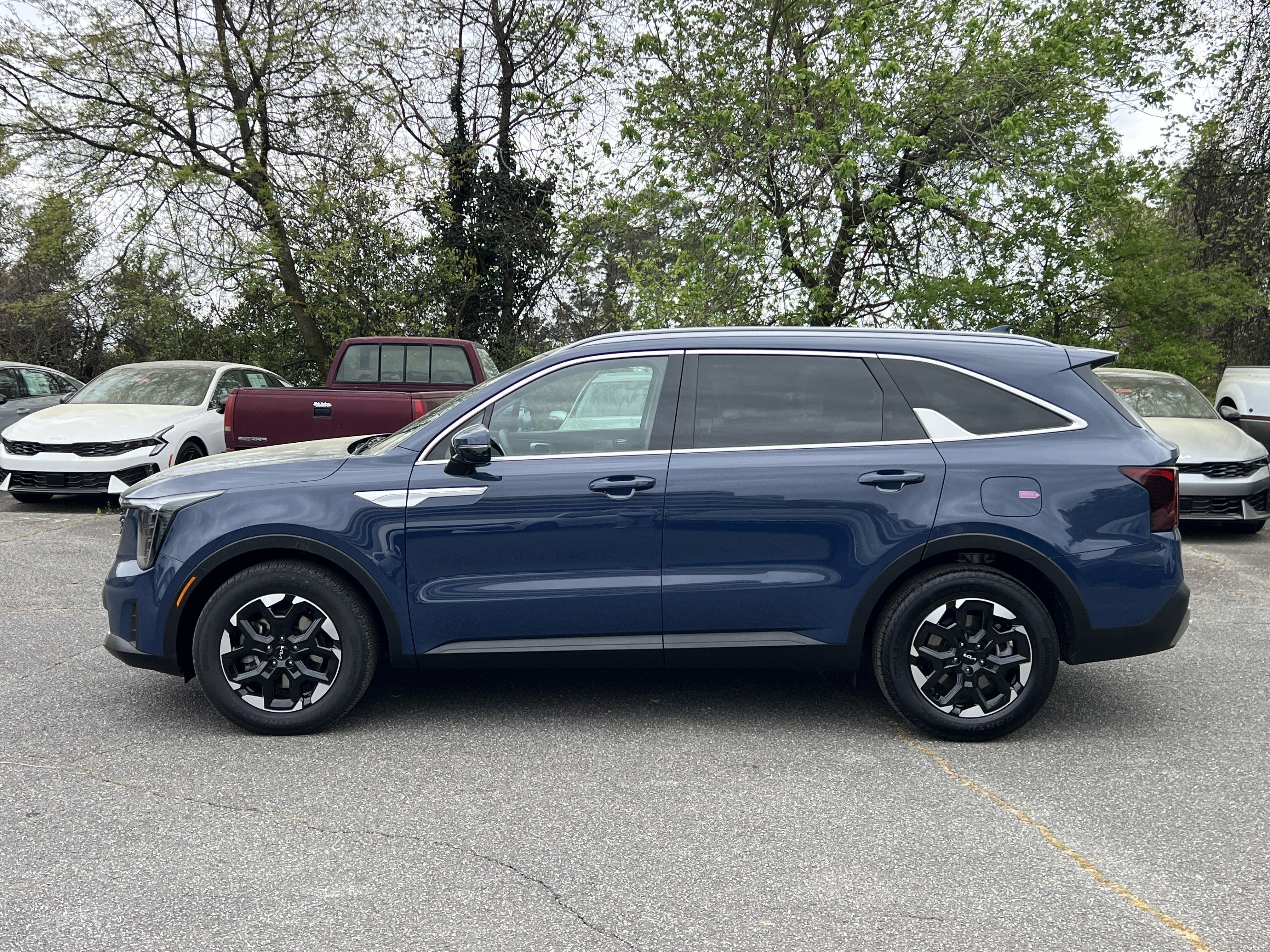 Certified 2025 Kia Sorento S w/ Panoramic Sunroof Package image 4