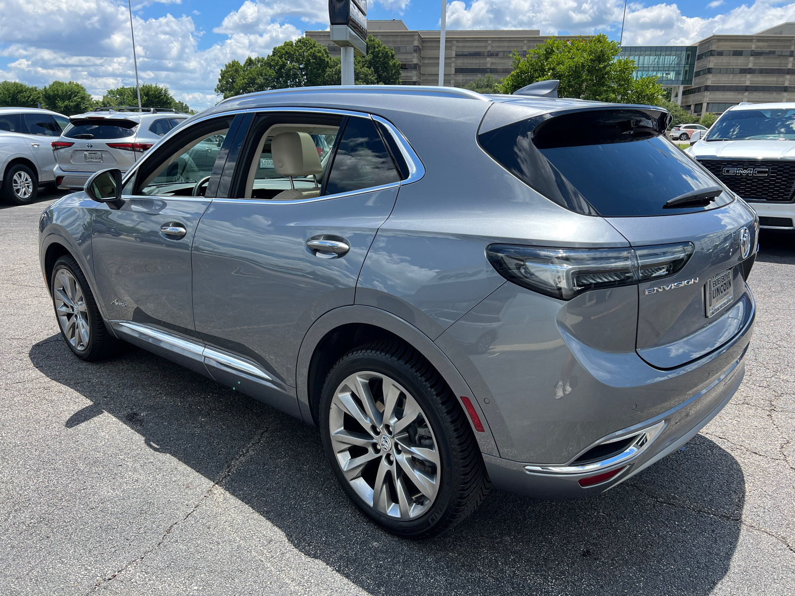 Used 2022 Buick Envision Avenir w/ Technology Package II FWD image 5