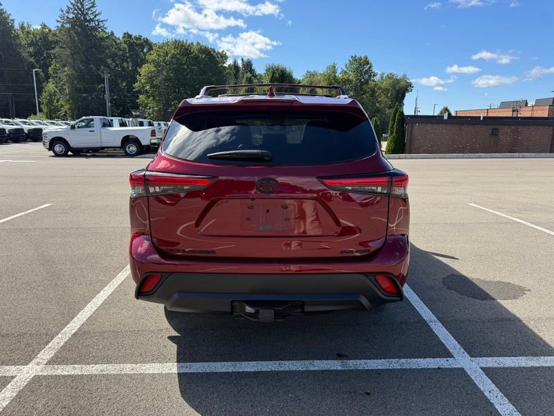 Used 2022 Toyota Highlander XLE AWD/4WD image 17