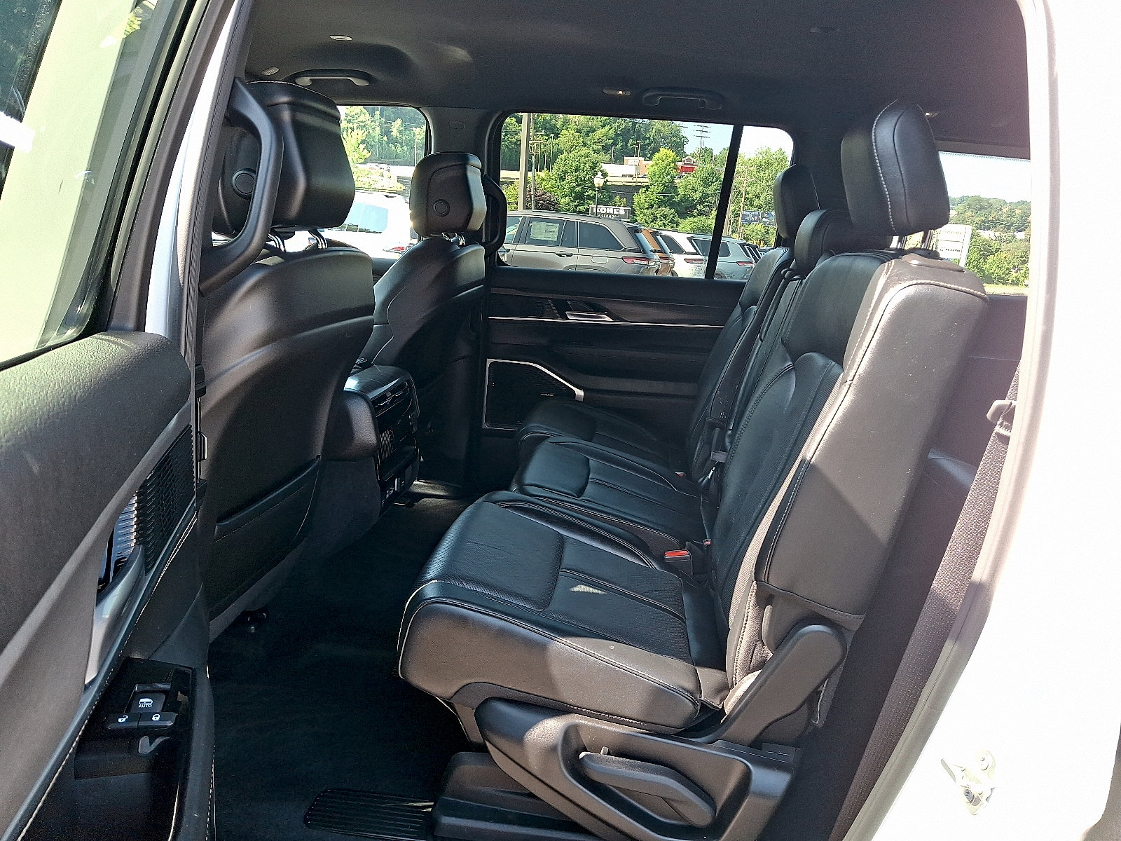 Certified 2023 Jeep Wagoneer Series III w/ Preferred Equipment Group AWD/4WD image 10