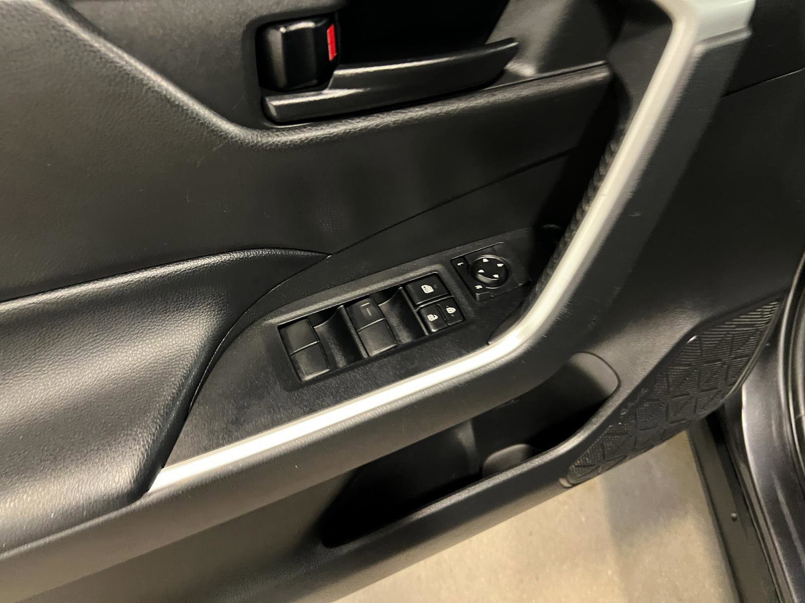 Used 2022 Toyota RAV4 LE AWD/4WD image 24