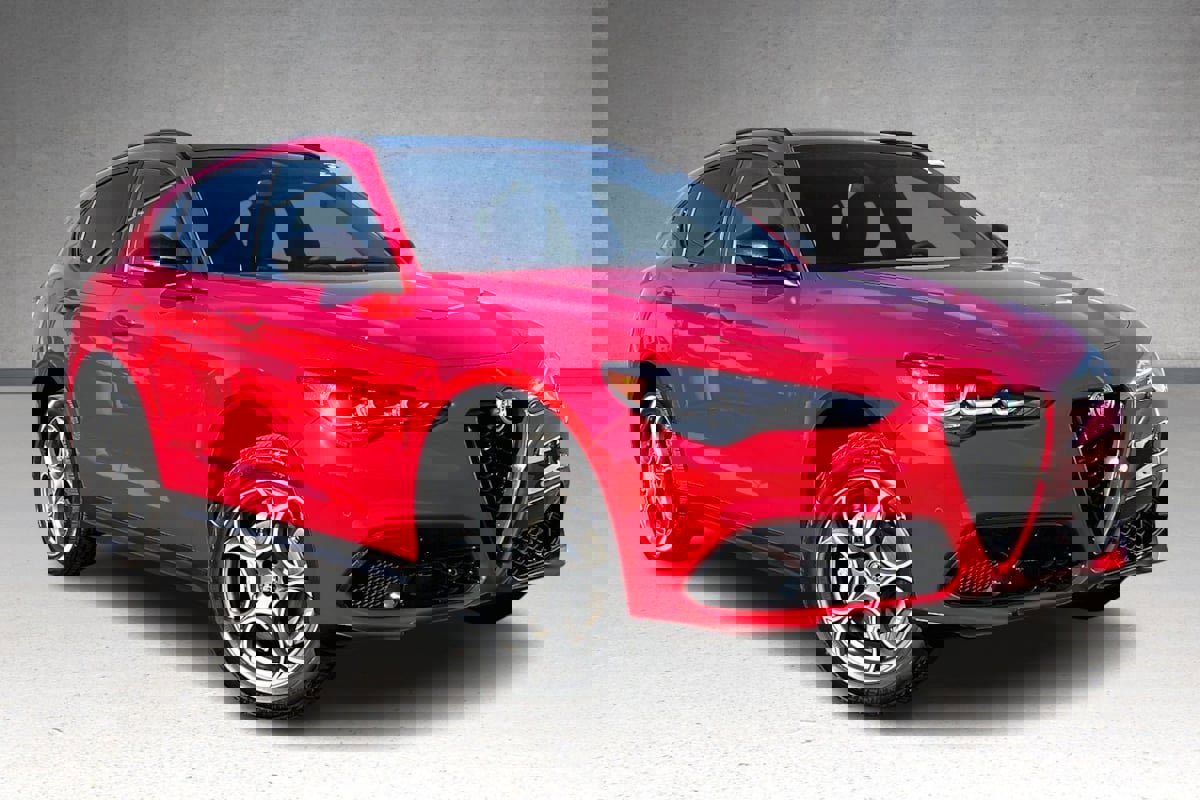 New 2025 Alfa Romeo Stelvio Sprint w/ Convenience Package image 2