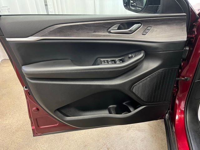 Used 2023 Jeep Grand Cherokee Limited w/ Black Appearance Package image 14