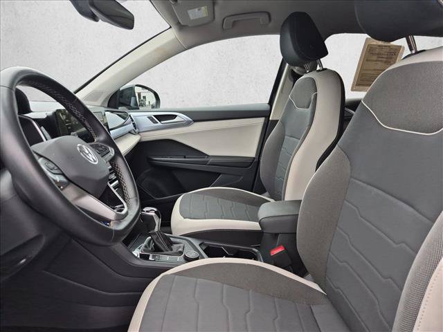 Used 2025 Volkswagen Taos SE AWD/4WD image 16