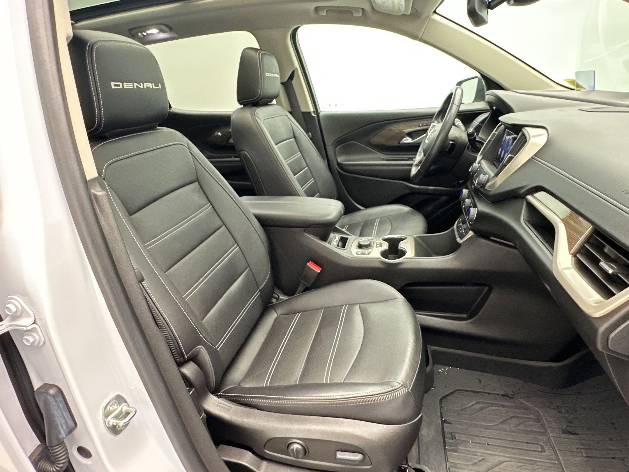 Certified 2022 GMC Terrain Denali w/ Denali Premium Package AWD/4WD image 30