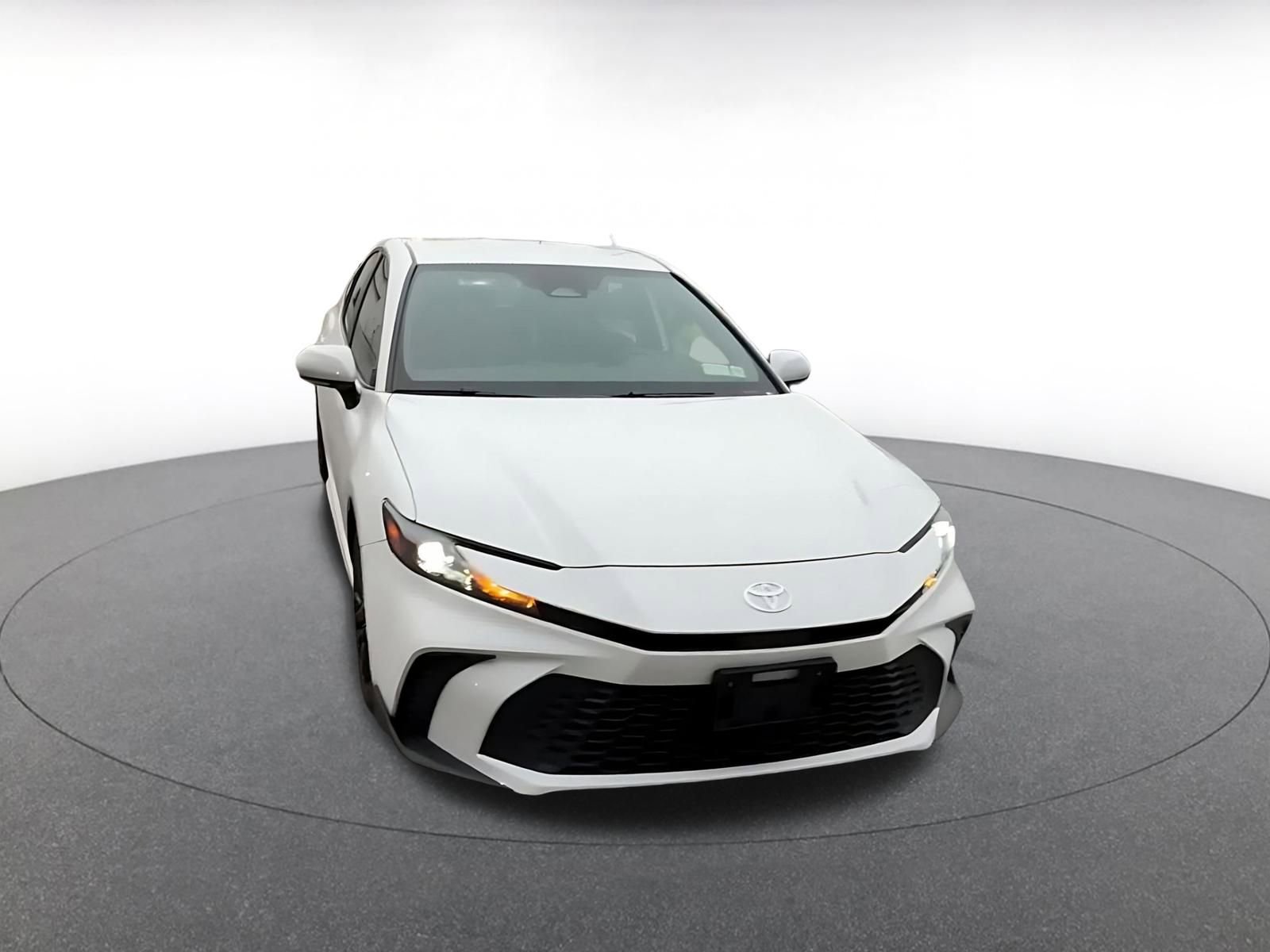 Used 2025 Toyota Camry SE image 3