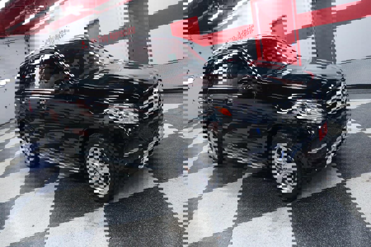 Used 2018 Mercedes-Benz GLE 350 4MATIC SUV w/ Premium 1 Package image 3