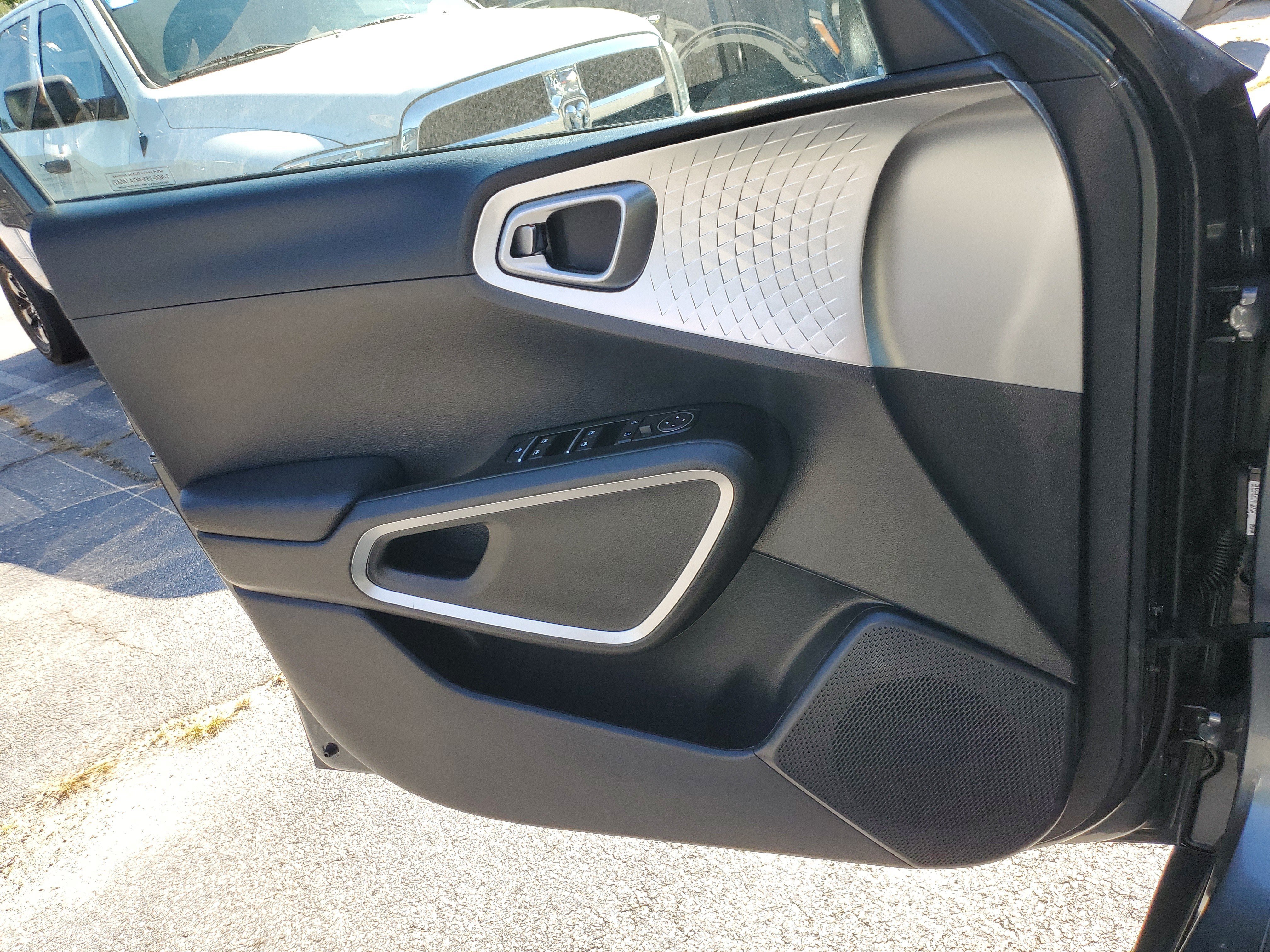 Used 2025 Kia Soul LX w/ LX Technology Package FWD image 29