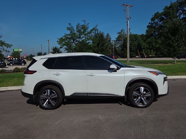 Used 2025 Nissan Rogue SL FWD image 2