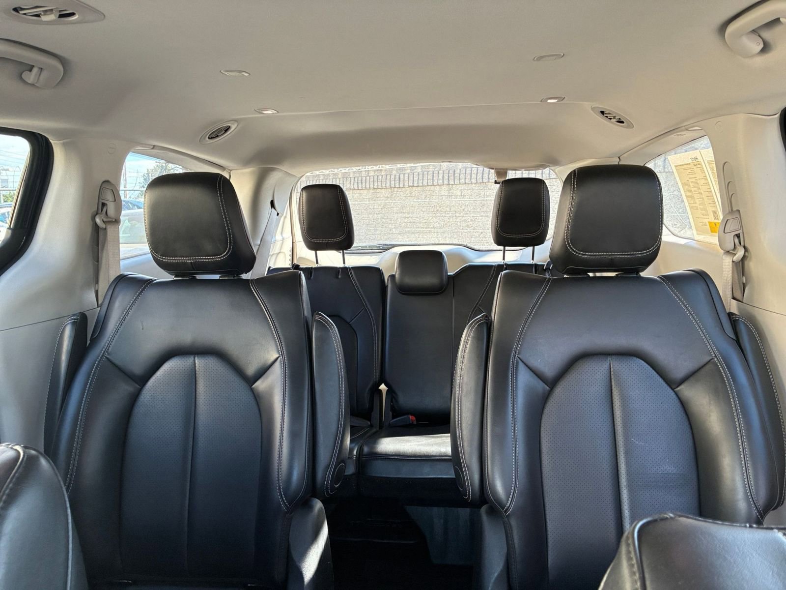 Used 2023 Chrysler Pacifica Touring-L image 41