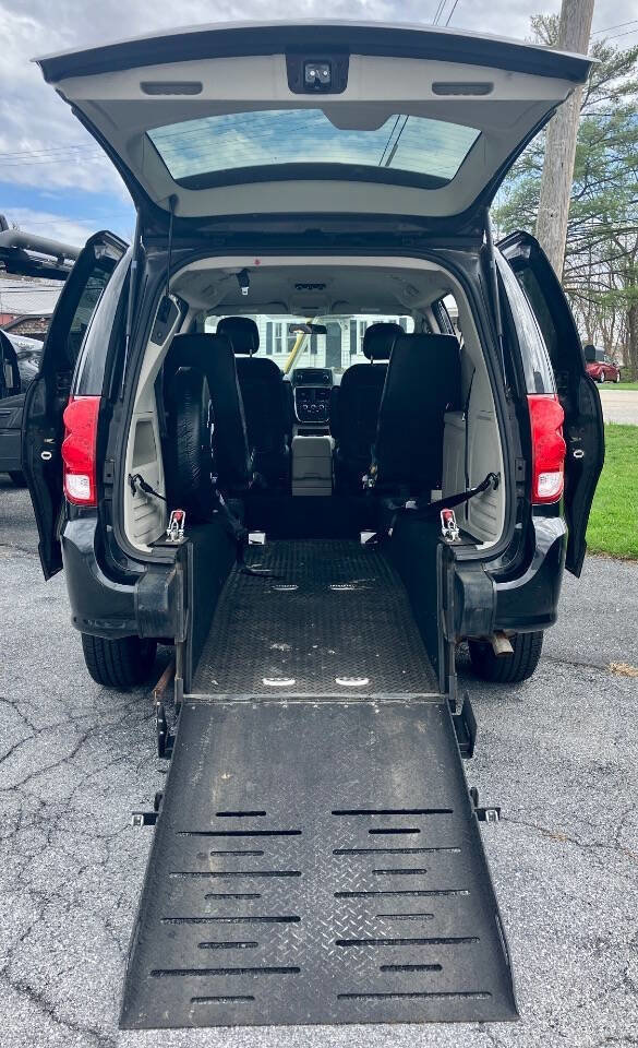 Used 2014 Dodge Grand Caravan SXT image 2