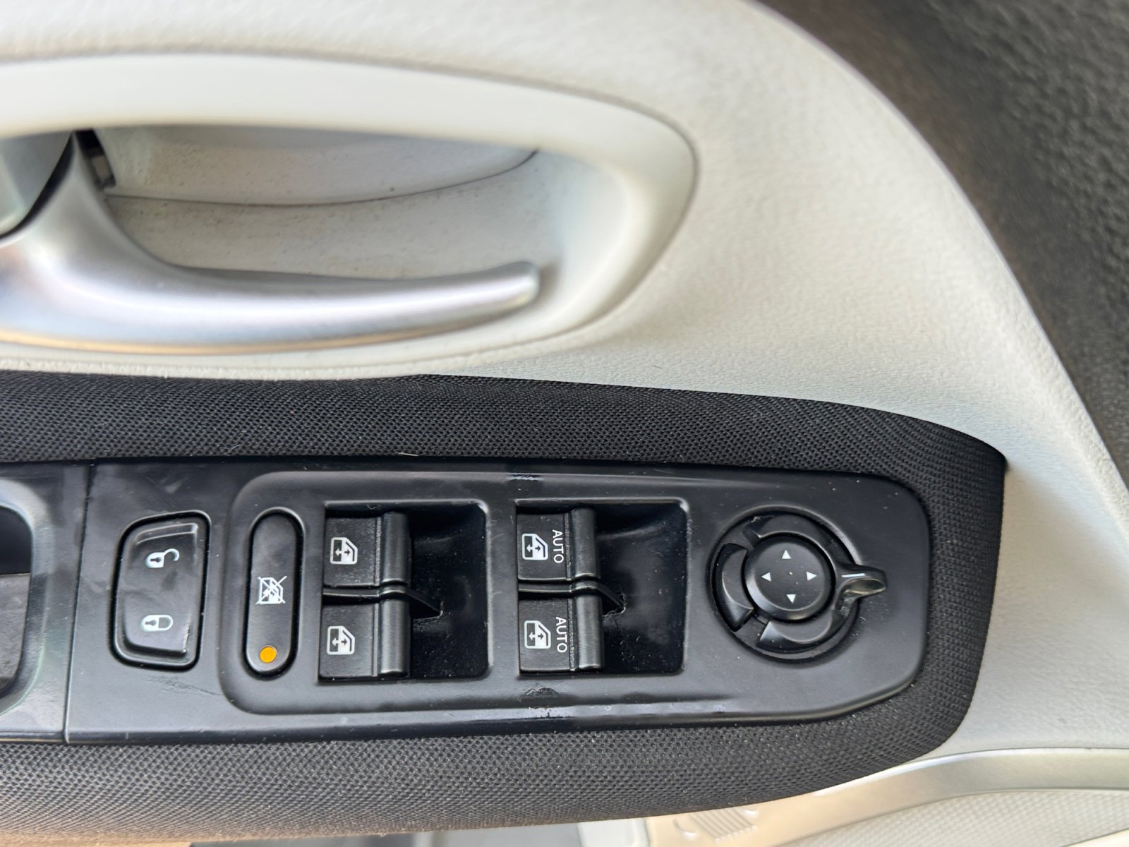 Used 2018 Jeep Renegade Latitude FWD image 14