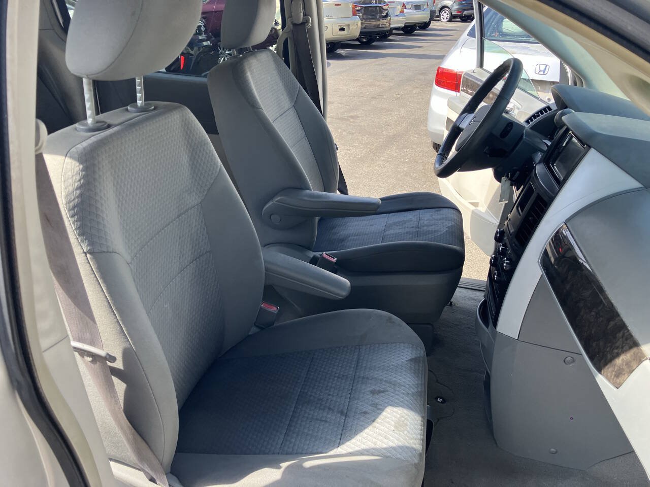 Used 2010 Dodge Grand Caravan SXT FWD image 27