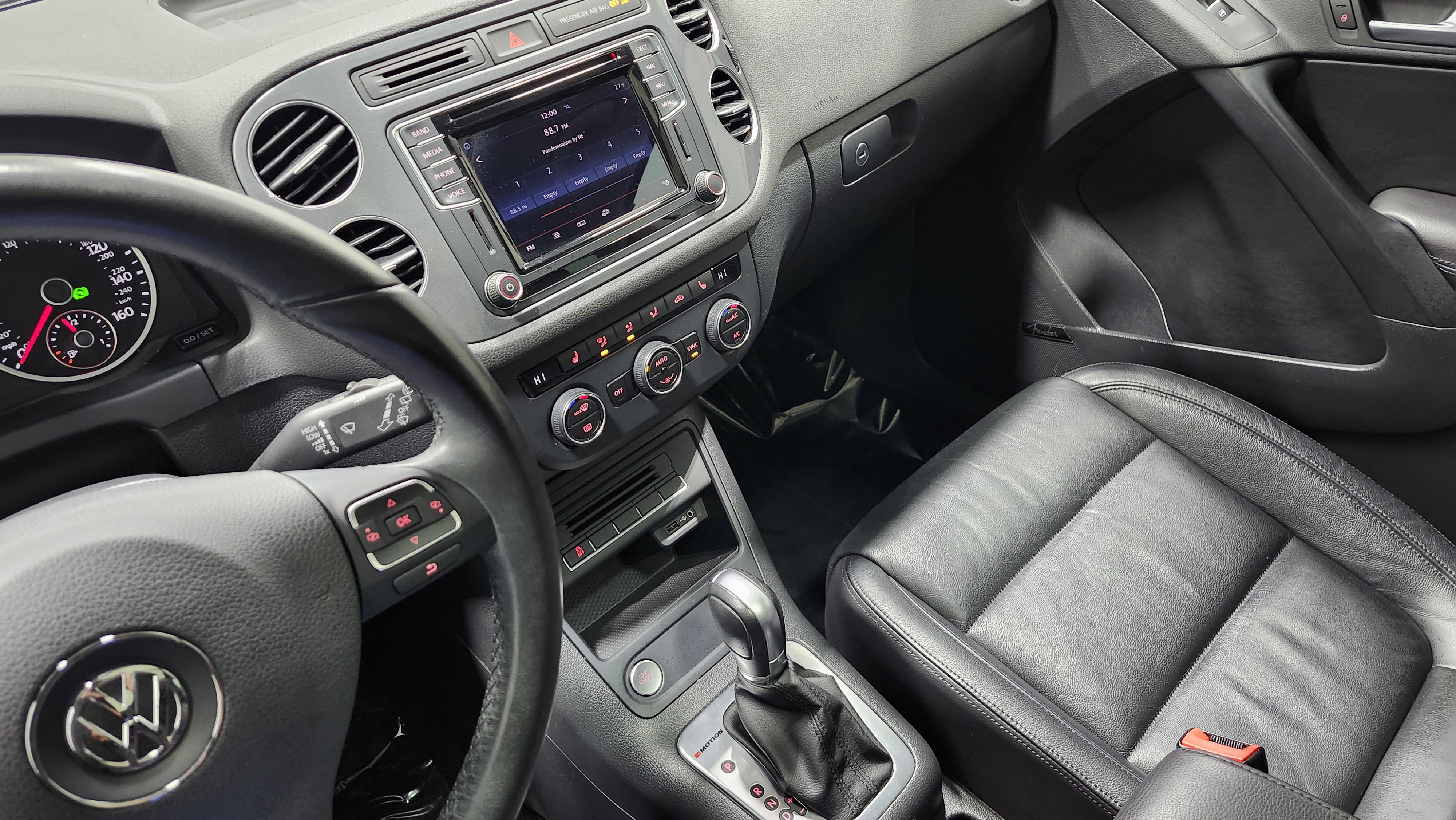 Used 2017 Volkswagen Tiguan SEL image 28