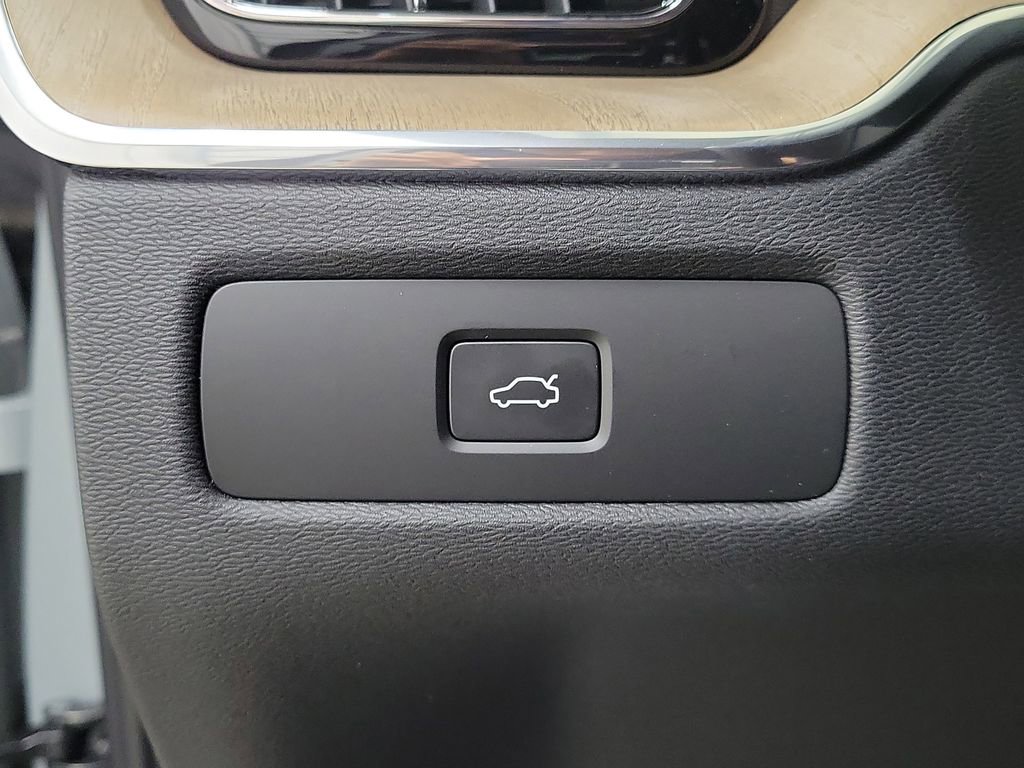 New 2026 Volvo XC60 B5 Plus w/ Protection Package Premier AWD/4WD image 33