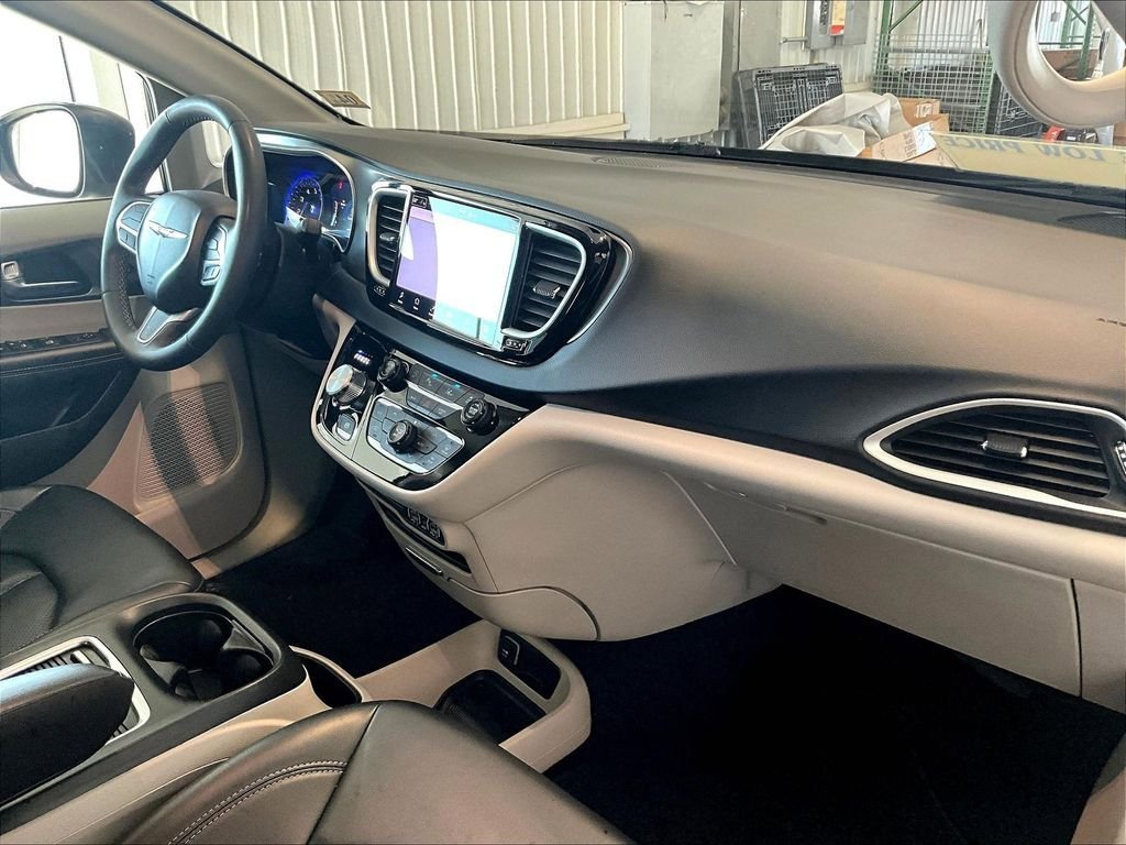 Used 2023 Chrysler Pacifica Touring-L FWD image 14