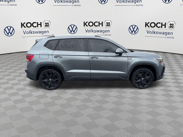 Used 2023 Volkswagen Taos SE w/ Panoramic Sunroof Package FWD image 9