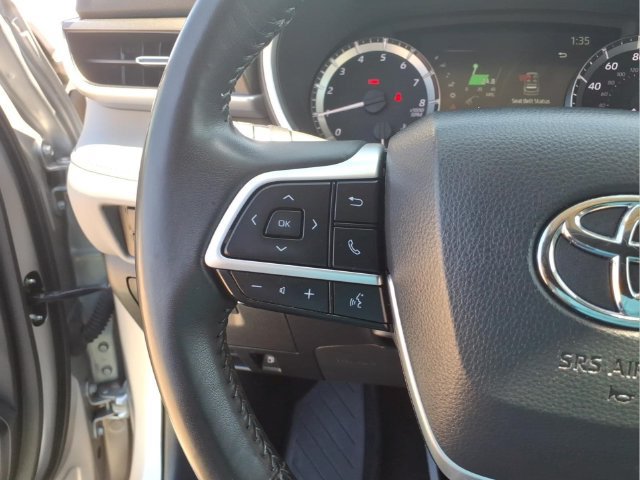 Used 2023 Toyota Highlander XLE AWD/4WD image 16