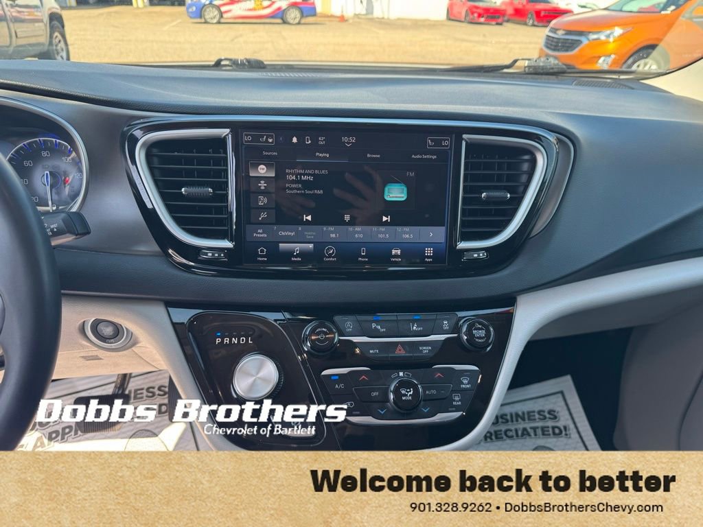 Used 2023 Chrysler Pacifica Touring-L image 28