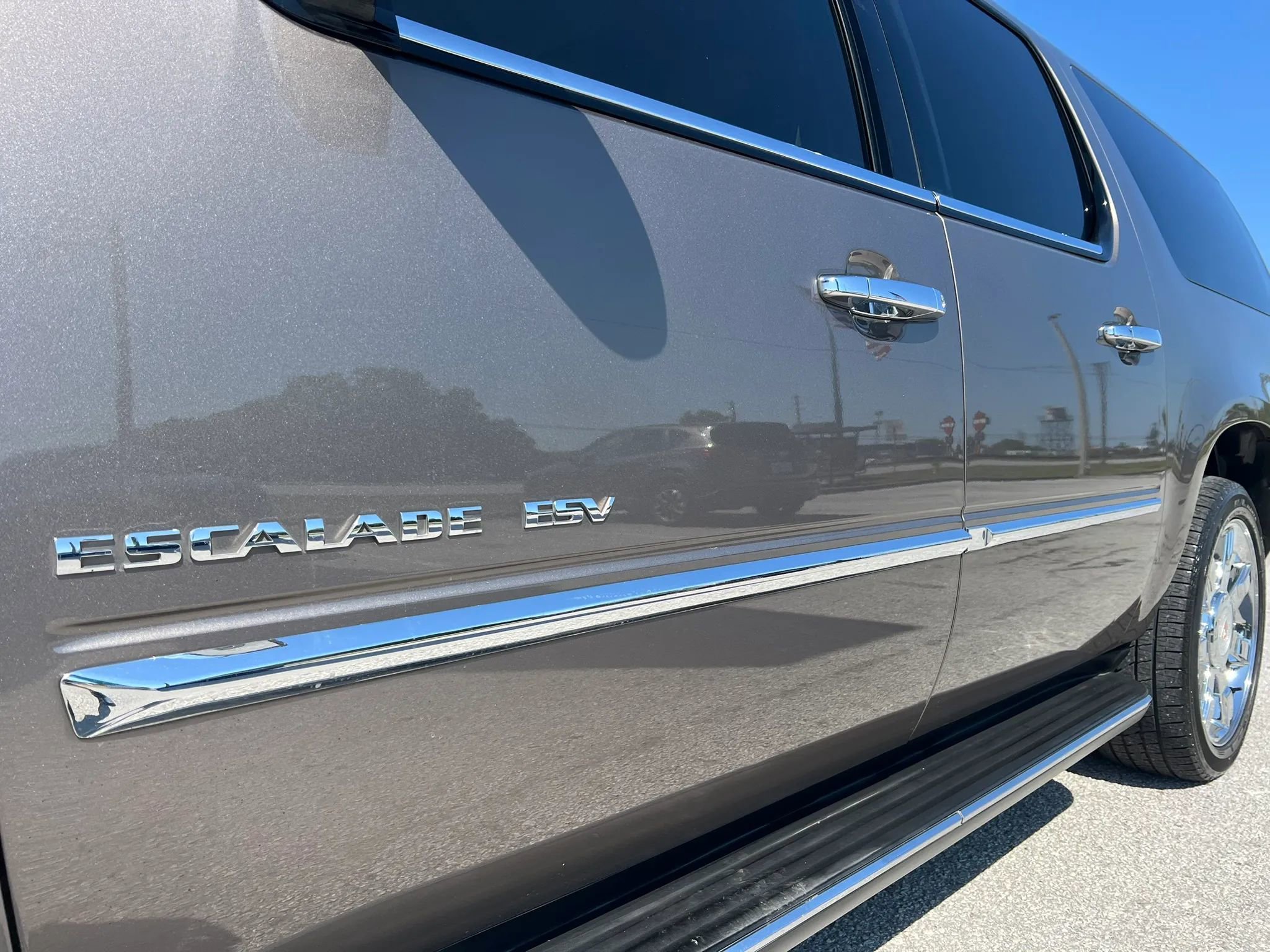 Used 2014 Cadillac Escalade ESV Luxury AWD/4WD image 3