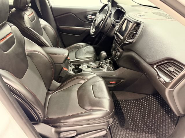 Used 2020 Jeep Cherokee Trailhawk w/ Cold Weather Group AWD/4WD image 26