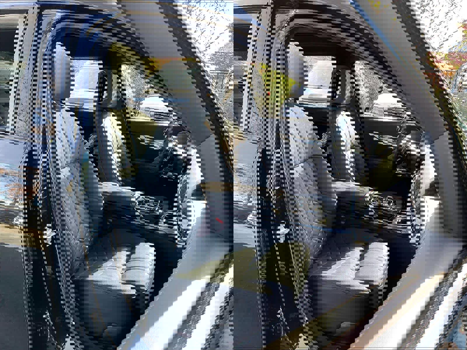 Used 2025 BMW 750e xDrive image 9