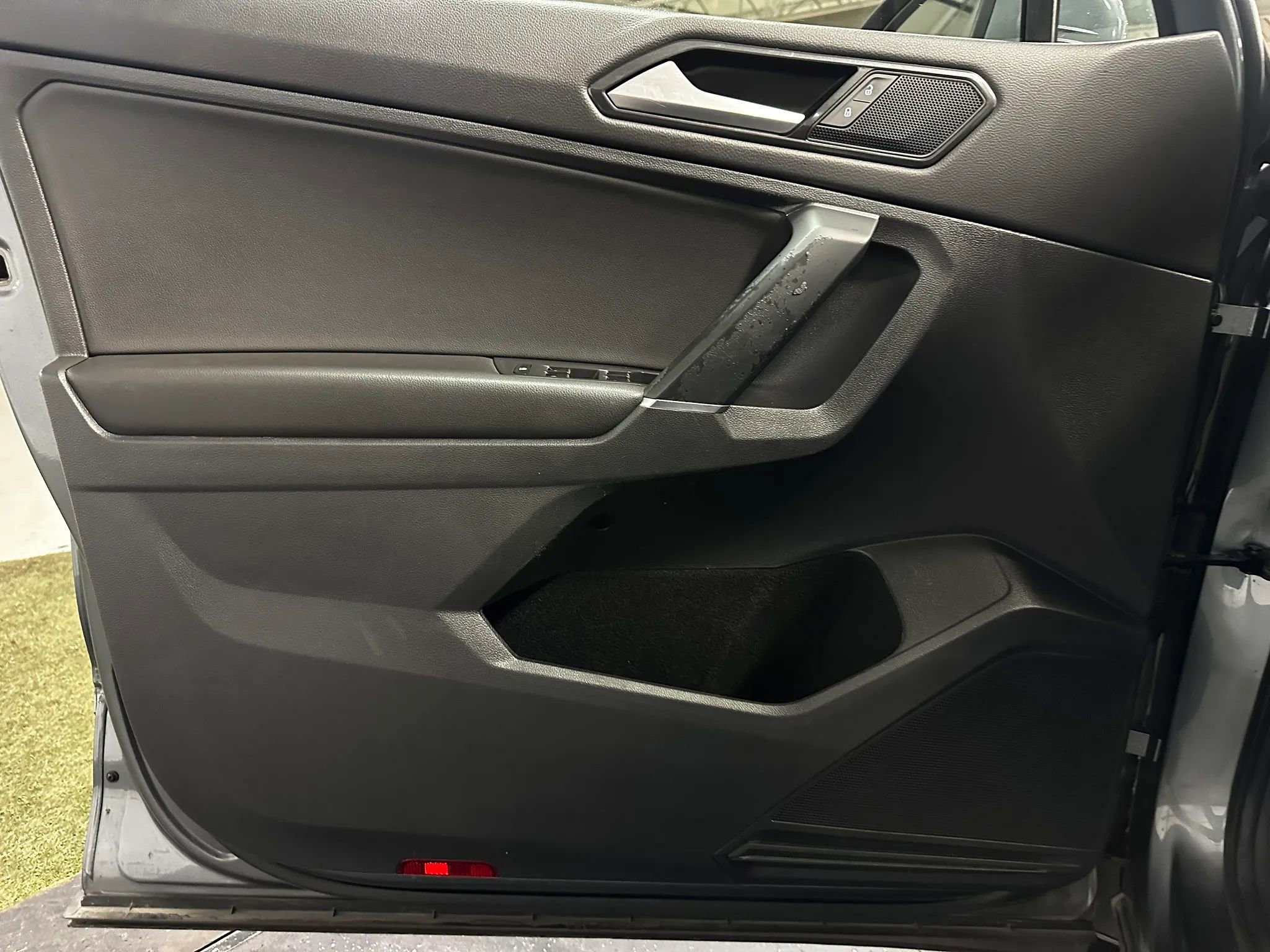 Used 2018 Volkswagen Tiguan SE AWD/4WD image 12