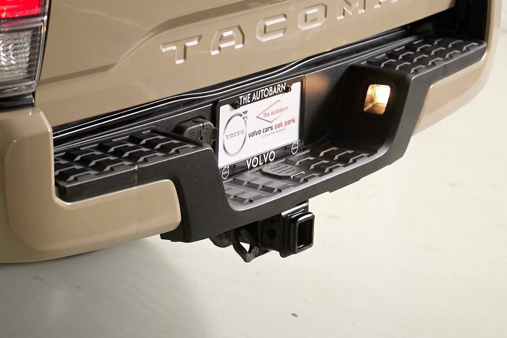 Used 2020 Toyota Tacoma TRD Sport AWD/4WD image 9
