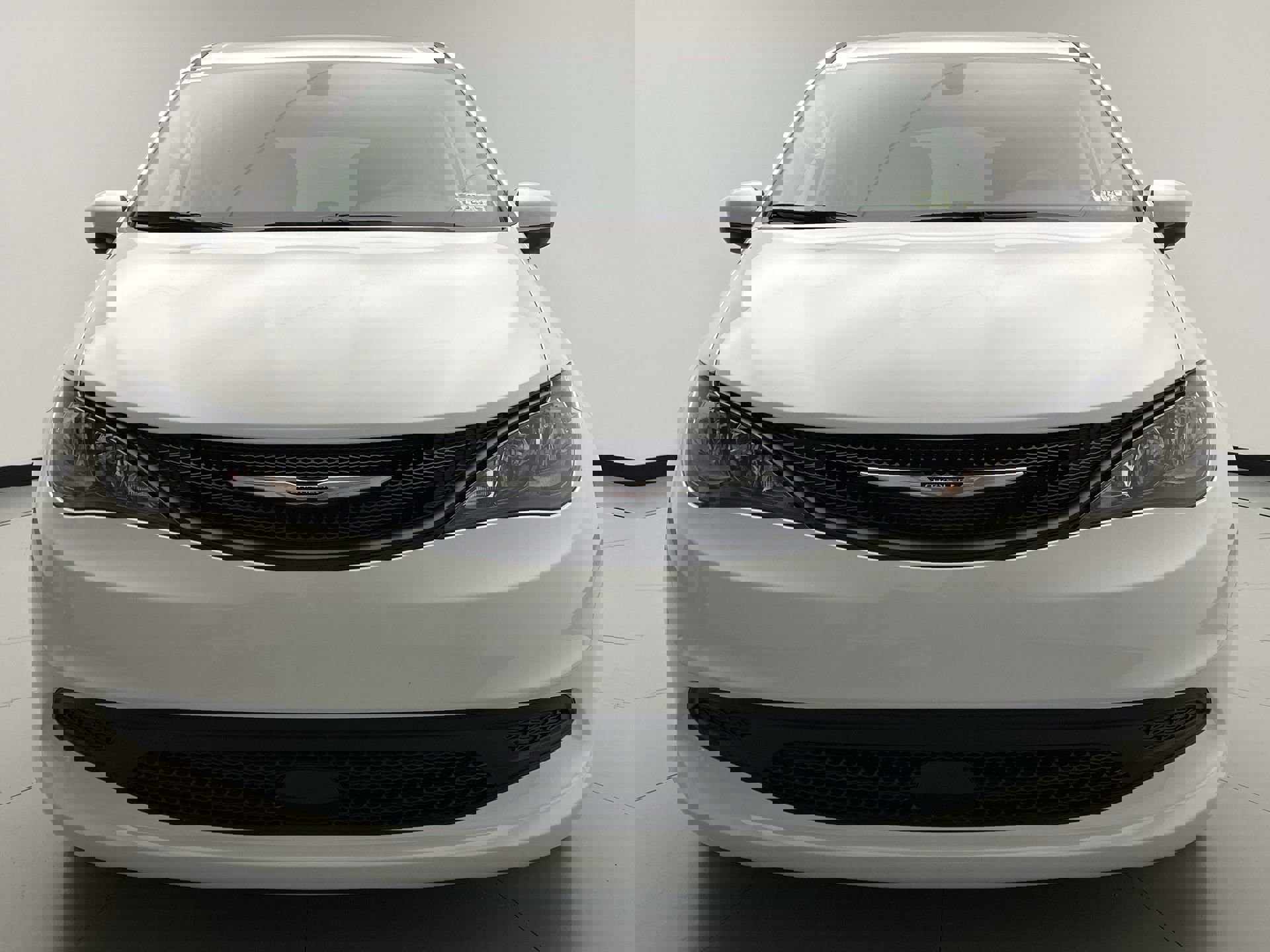 Used 2022 Chrysler Voyager LX image 8