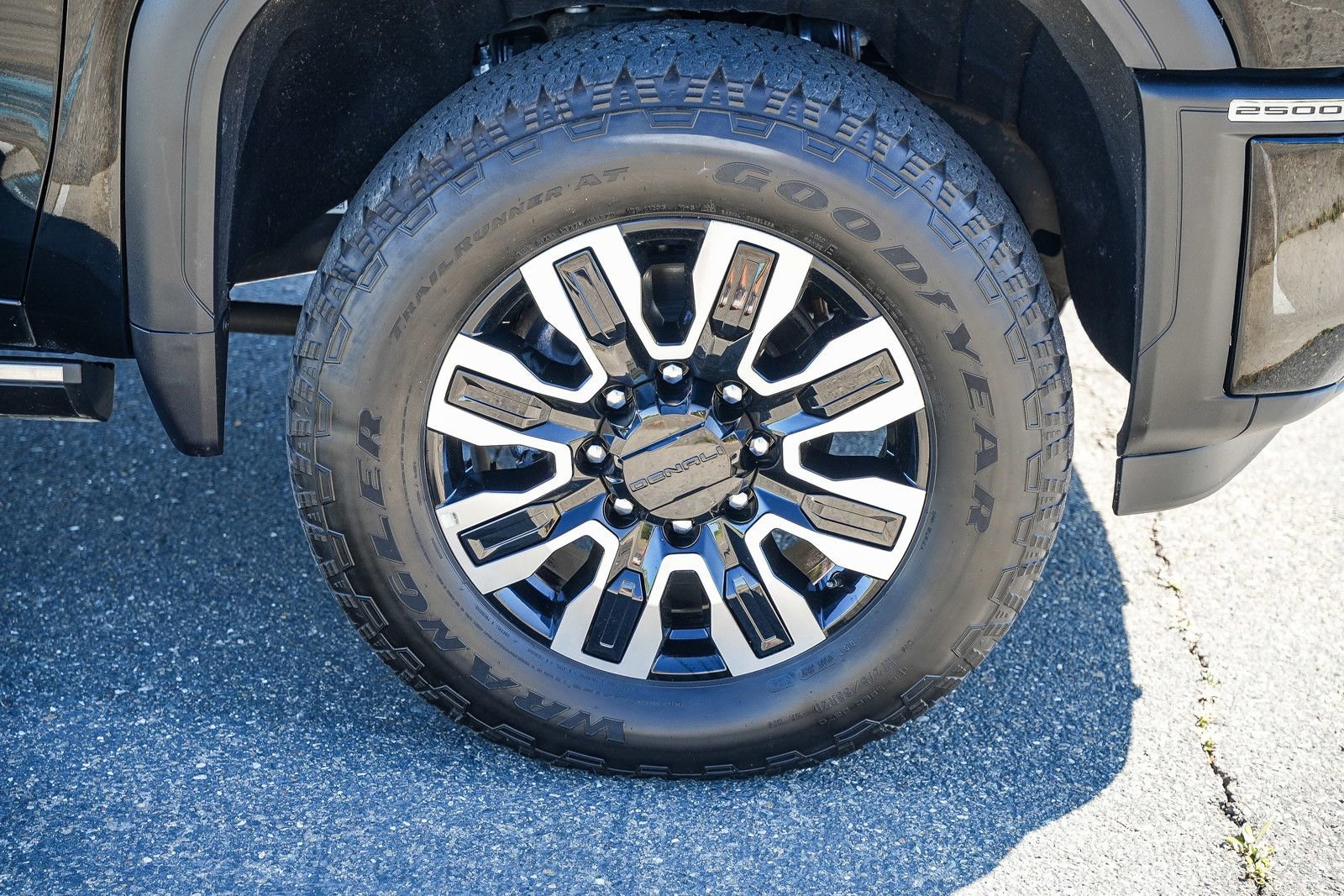 Used 2025 GMC Sierra 2500 Denali Ultimate w/ Snow Plow Prep/Camper Package AWD/4WD image 9