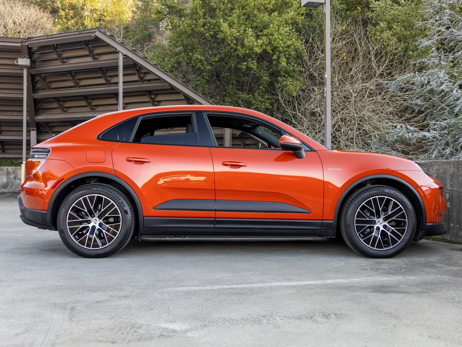 Certified 2025 Porsche Macan Electric image 12