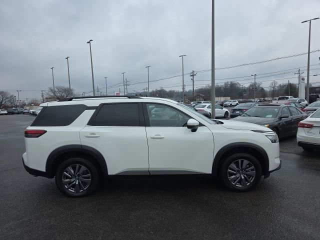 Used 2025 Nissan Pathfinder SV image 3