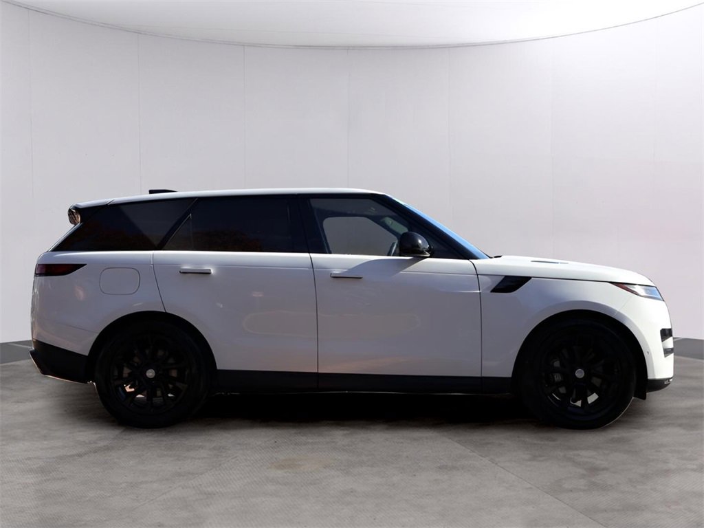 Used 2025 Land Rover Range Rover Sport SE image 4